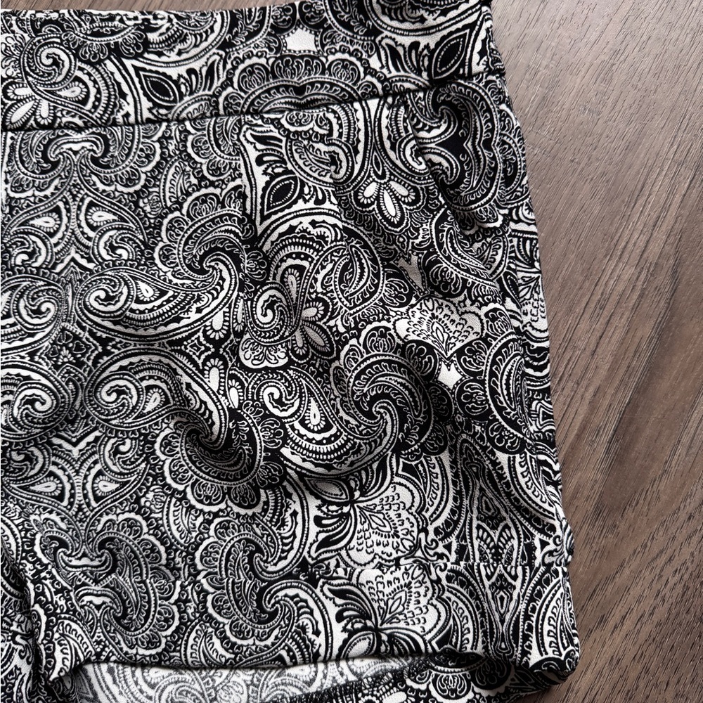 Express Black and White Paisley Shorts - Size 6 - Picture 12 of 14